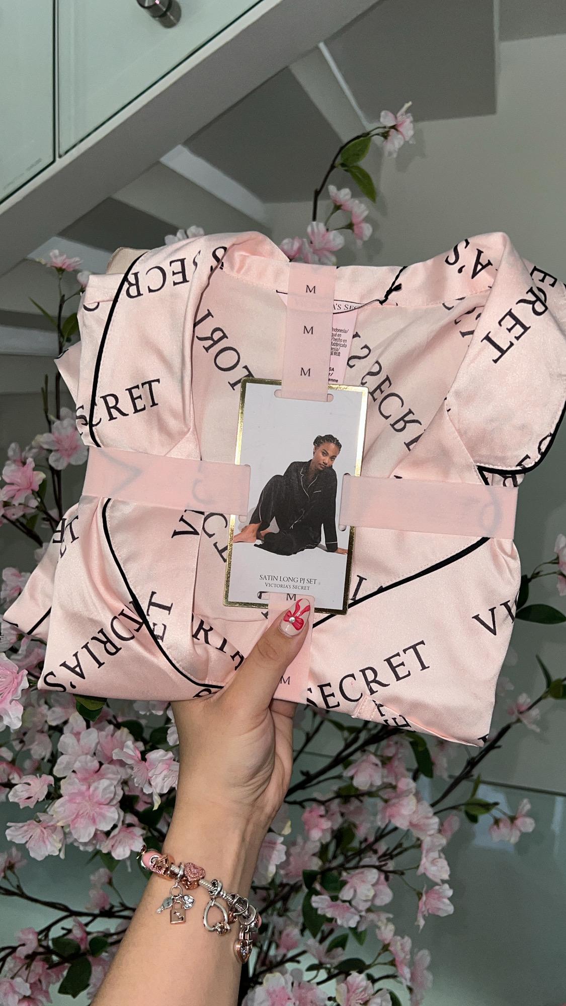 Pijama Satinada Victoria’s Secret Logo Rosa 💗