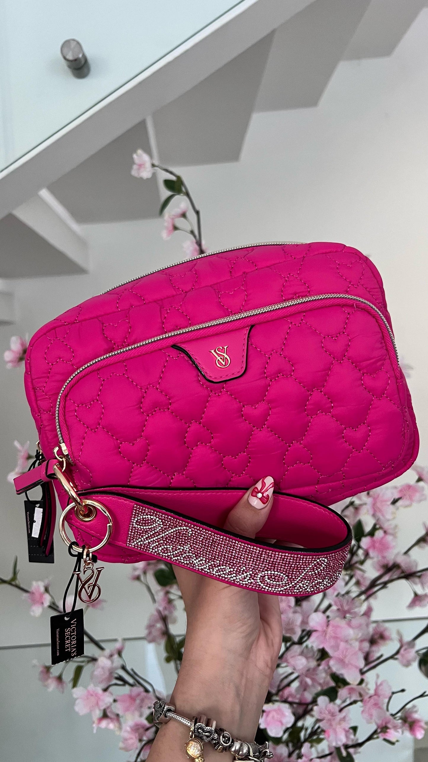 Cosmetiquera Victoria Secret Rosa con Corazones 💖✨ y Llavero Venta Separado